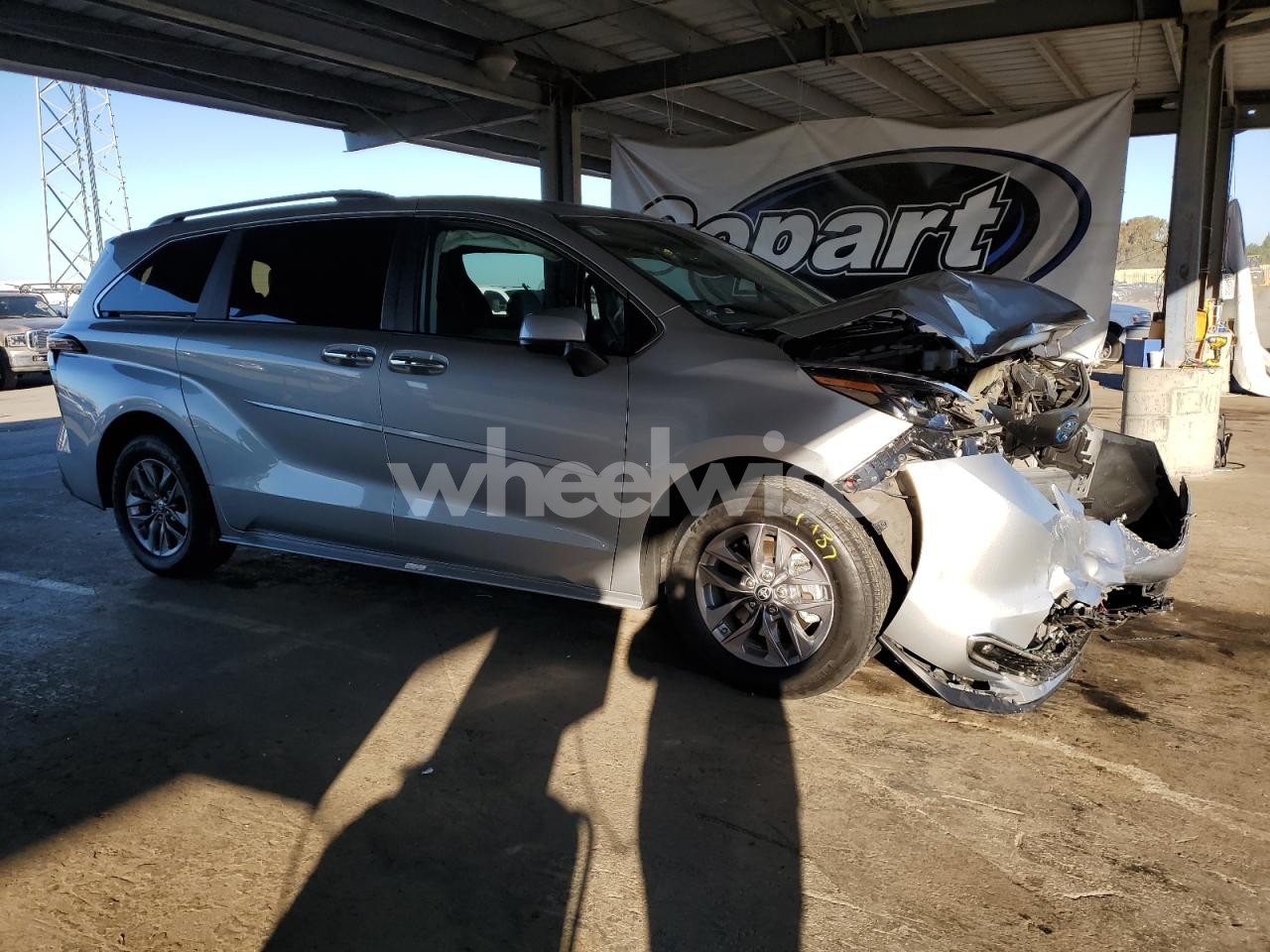 Photo 4 of 2024 TOYOTA SIENNA XLE (VIN 5TDJRKEC8RS222532)