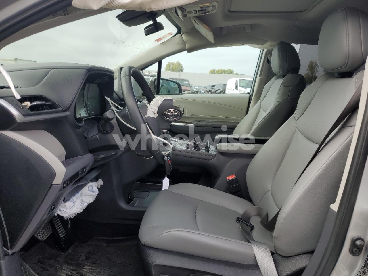 Photo 7 of 2024 TOYOTA SIENNA XLE (VIN 5TDJRKEC8RS222532)