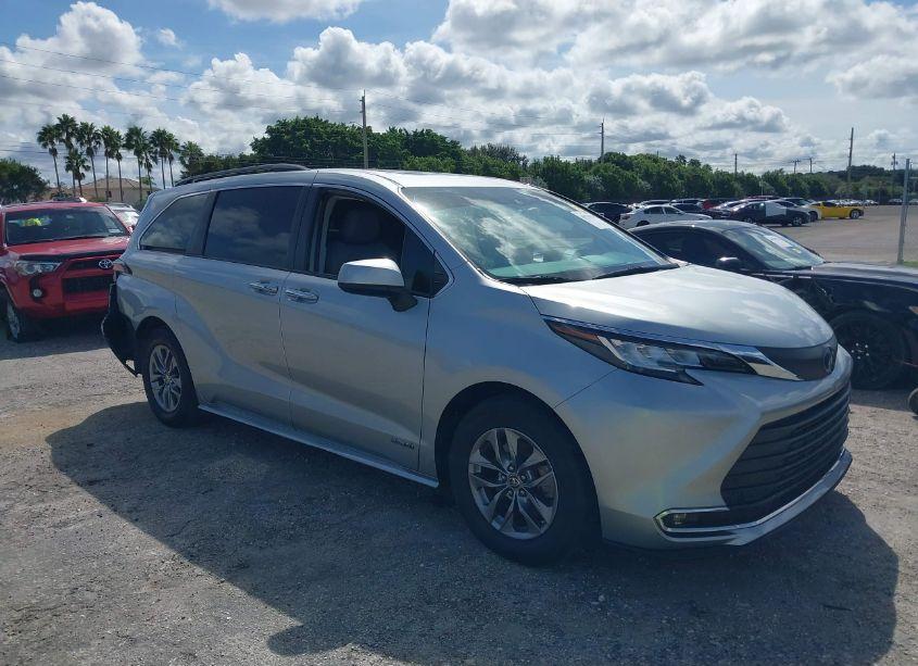 2021 Toyota Sienna XLE (VIN 5TDJRKEC9MS027015) main photo
