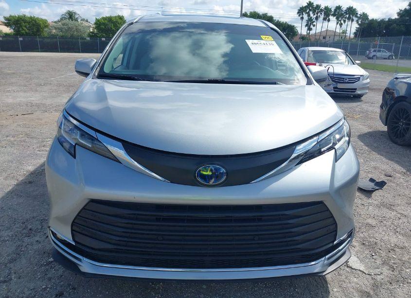 Photo 13 of 2021 Toyota Sienna XLE (VIN 5TDJRKEC9MS027015)