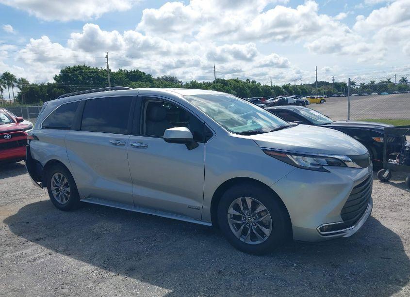 Photo 14 of 2021 Toyota Sienna XLE (VIN 5TDJRKEC9MS027015)