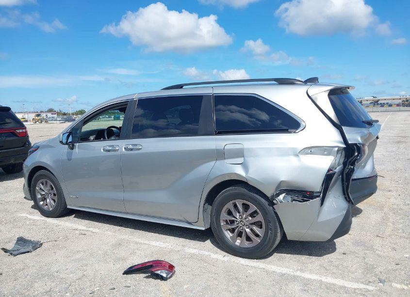 Photo 15 of 2021 Toyota Sienna XLE (VIN 5TDJRKEC9MS027015)