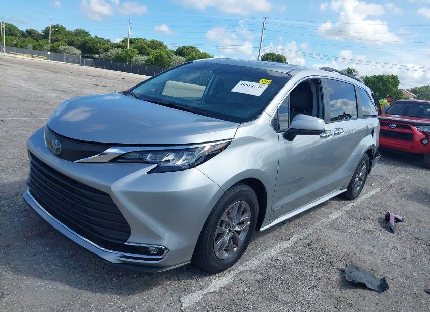 Photo 2 of 2021 Toyota Sienna XLE (VIN 5TDJRKEC9MS027015)