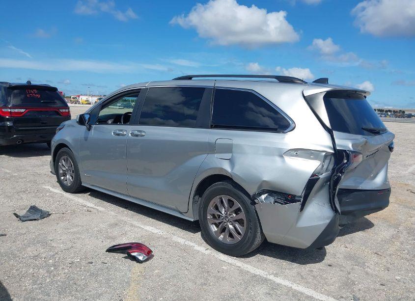 Photo 3 of 2021 Toyota Sienna XLE (VIN 5TDJRKEC9MS027015)