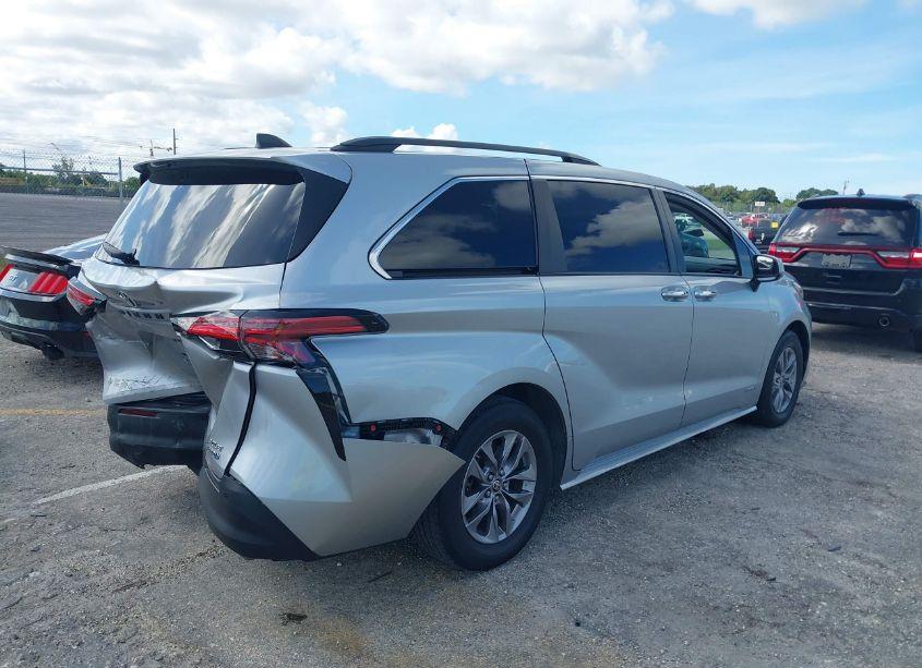 Photo 4 of 2021 Toyota Sienna XLE (VIN 5TDJRKEC9MS027015)