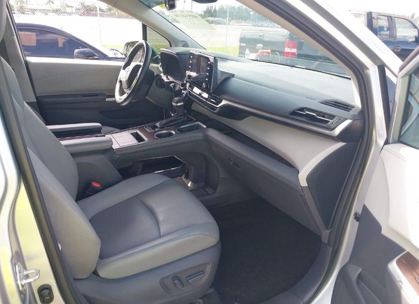 Photo 5 of 2021 Toyota Sienna XLE (VIN 5TDJRKEC9MS027015)
