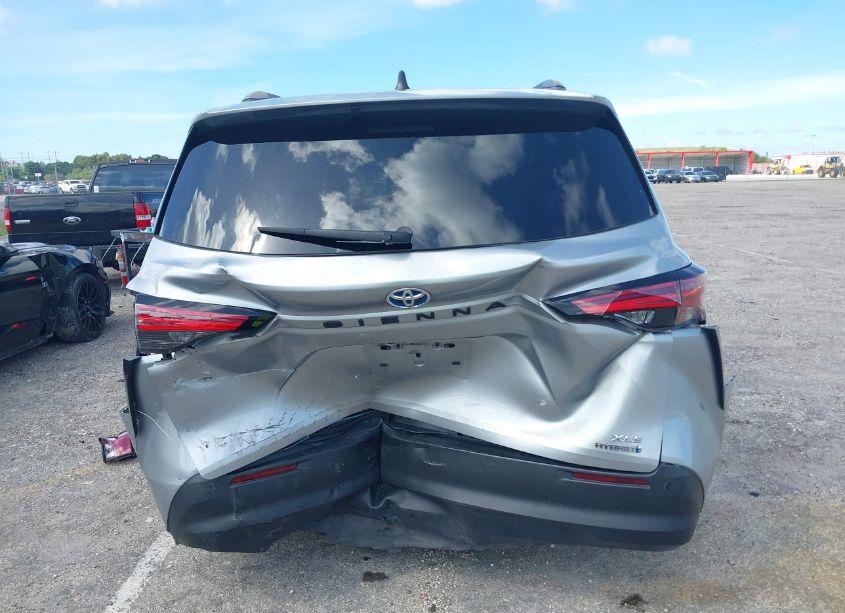 Photo 6 of 2021 Toyota Sienna XLE (VIN 5TDJRKEC9MS027015)