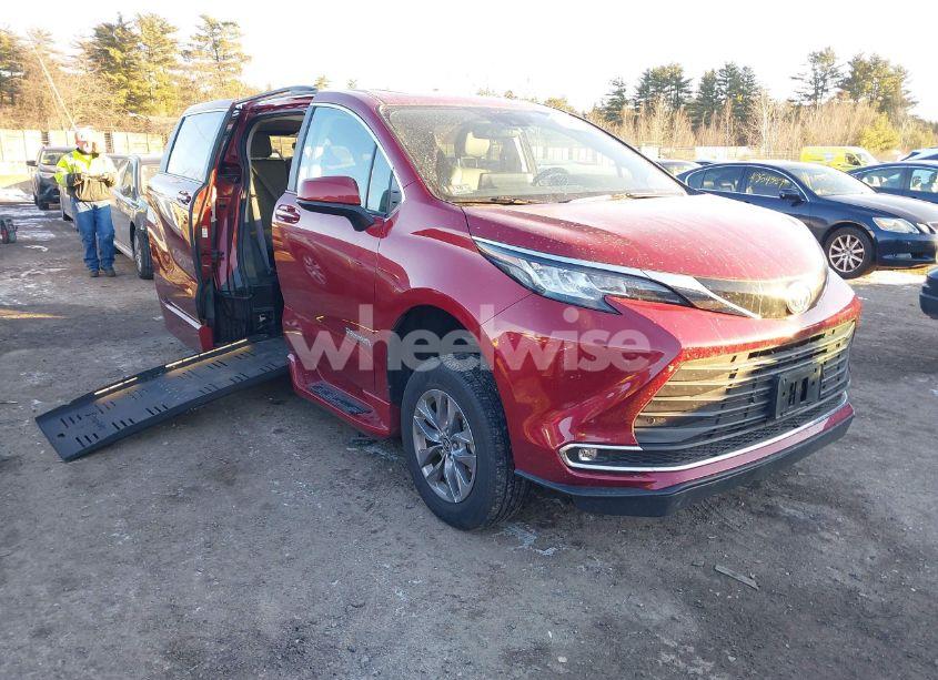 2023 Toyota Sienna XLE (VIN 5TDJRKEC9PS171135) main photo