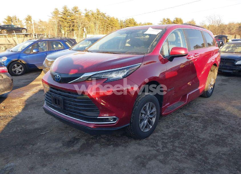 Photo 2 of 2023 Toyota Sienna XLE (VIN 5TDJRKEC9PS171135)
