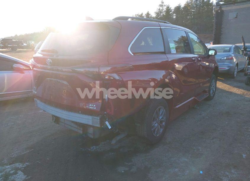 Photo 4 of 2023 Toyota Sienna XLE (VIN 5TDJRKEC9PS171135)