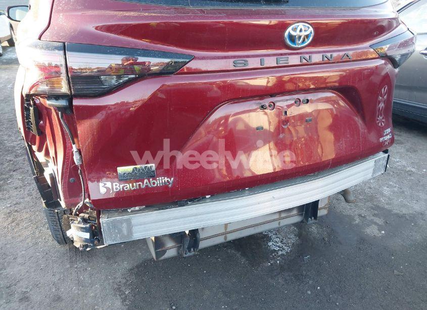 Photo 6 of 2023 Toyota Sienna XLE (VIN 5TDJRKEC9PS171135)