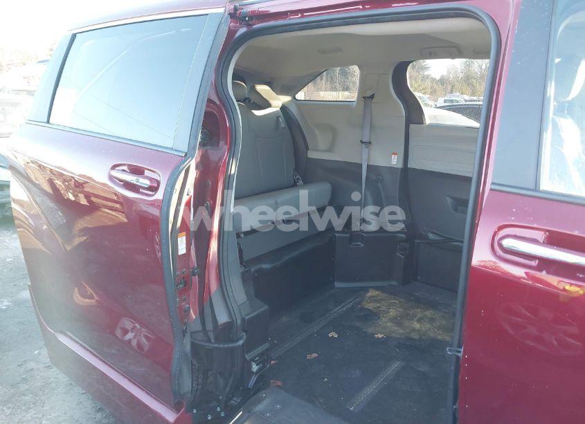 Photo 8 of 2023 Toyota Sienna XLE (VIN 5TDJRKEC9PS171135)