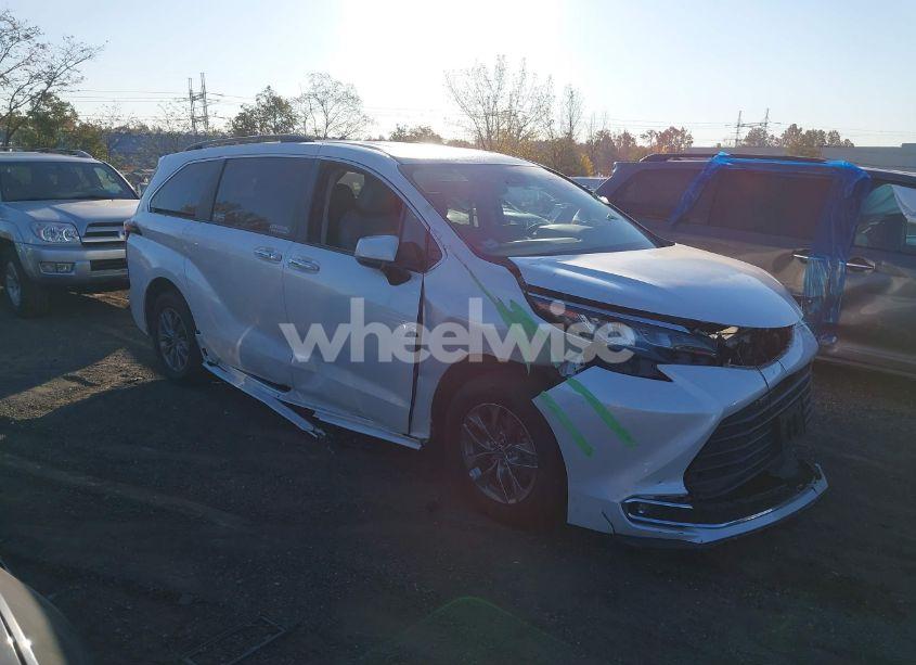 2023 Toyota Sienna XLE (VIN 5TDJRKEC9PS176268) main photo