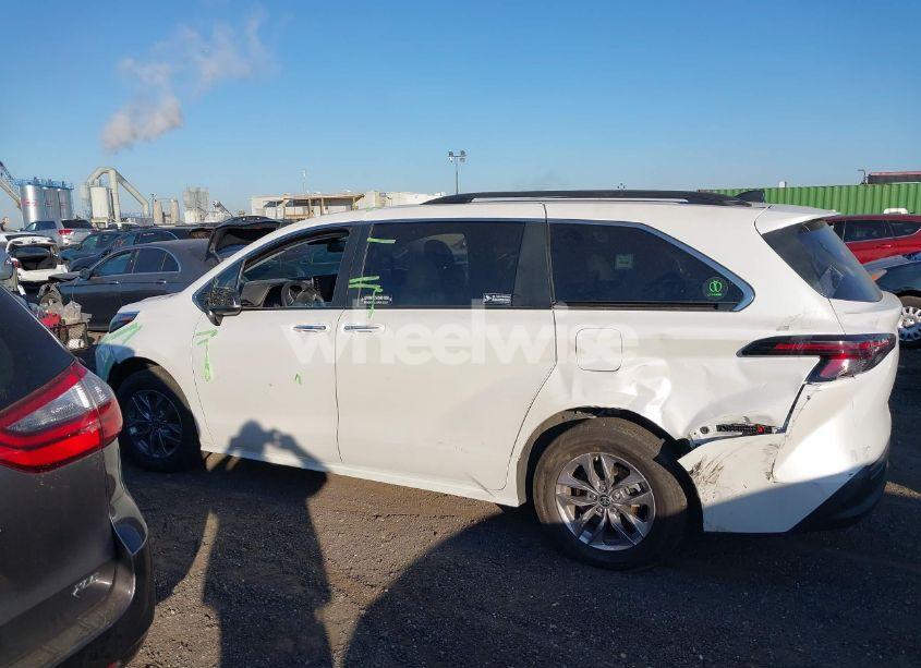 Photo 15 of 2023 Toyota Sienna XLE (VIN 5TDJRKEC9PS176268)