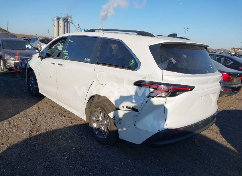 Photo 3 of 2023 Toyota Sienna XLE (VIN 5TDJRKEC9PS176268)