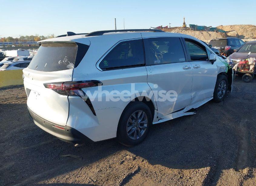 Photo 4 of 2023 Toyota Sienna XLE (VIN 5TDJRKEC9PS176268)