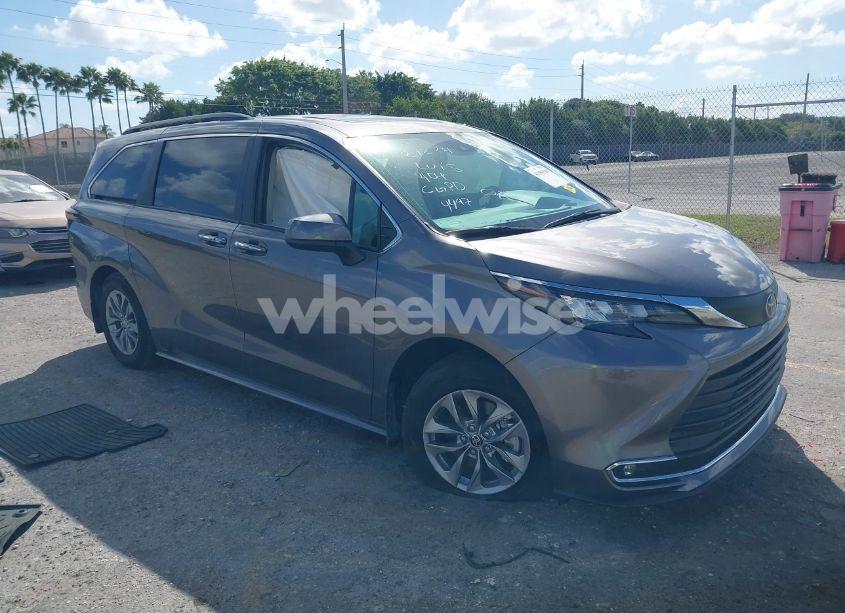 2024 Toyota Sienna XLE (VIN 5TDJRKEC9RS224497) main photo