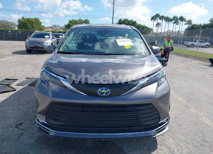 Photo 12 of 2024 Toyota Sienna XLE (VIN 5TDJRKEC9RS224497)