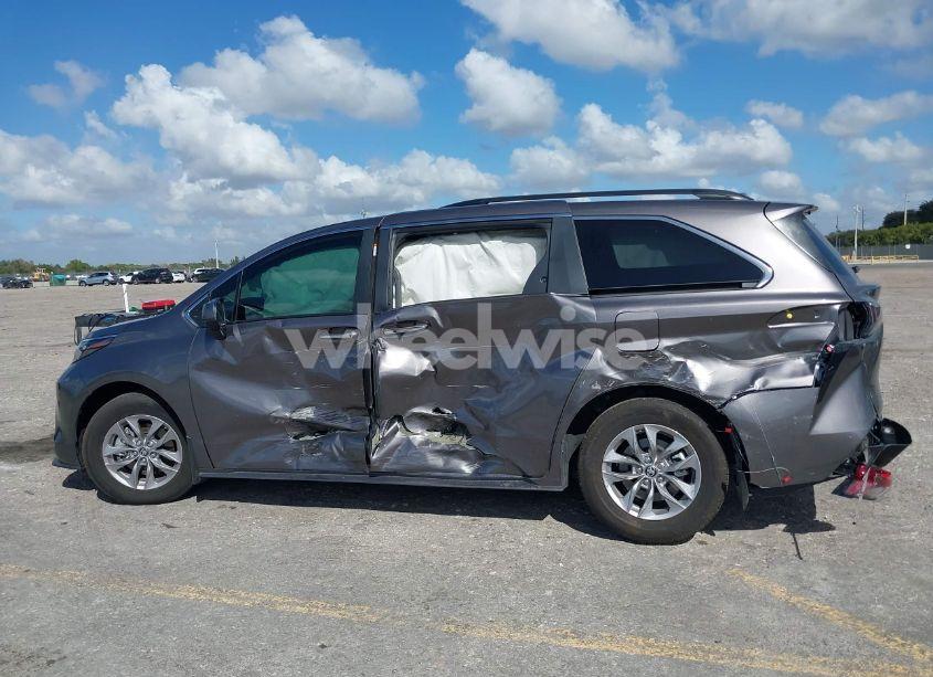 Photo 14 of 2024 Toyota Sienna XLE (VIN 5TDJRKEC9RS224497)