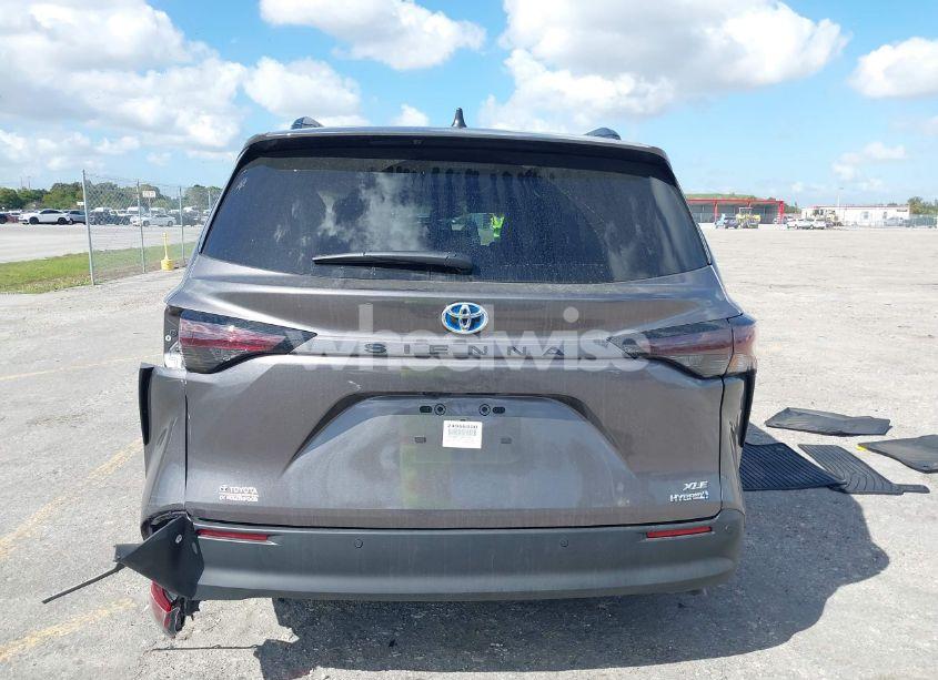 Photo 16 of 2024 Toyota Sienna XLE (VIN 5TDJRKEC9RS224497)