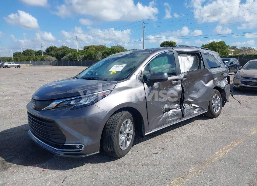 Photo 2 of 2024 Toyota Sienna XLE (VIN 5TDJRKEC9RS224497)