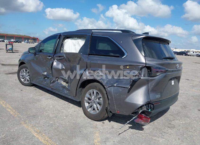 Photo 3 of 2024 Toyota Sienna XLE (VIN 5TDJRKEC9RS224497)