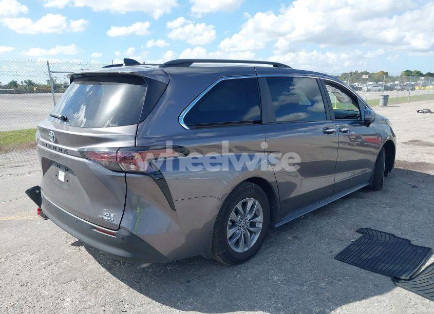 Photo 4 of 2024 Toyota Sienna XLE (VIN 5TDJRKEC9RS224497)