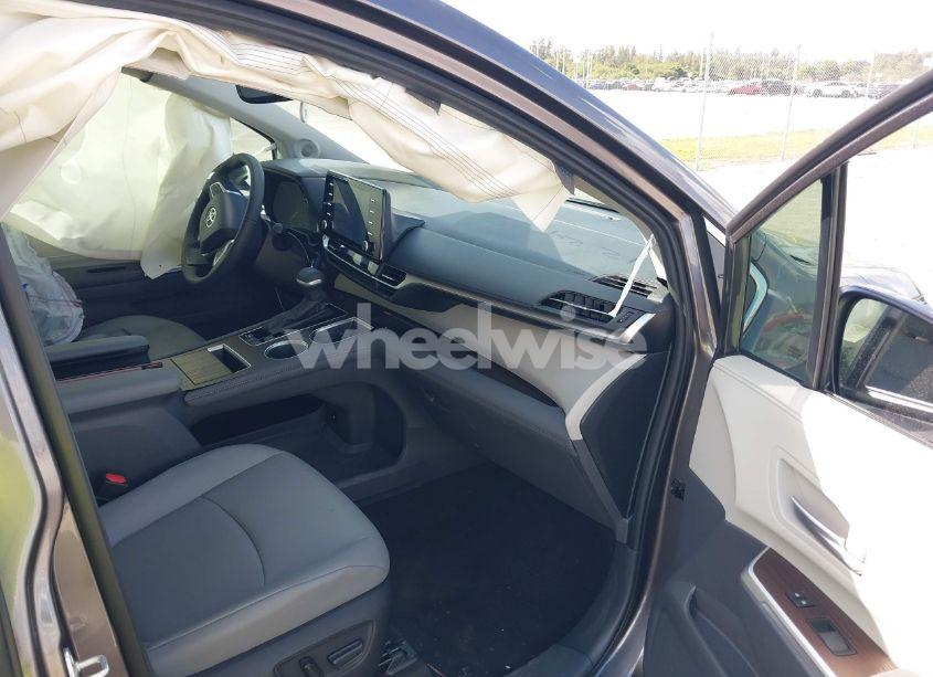 Photo 5 of 2024 Toyota Sienna XLE (VIN 5TDJRKEC9RS224497)