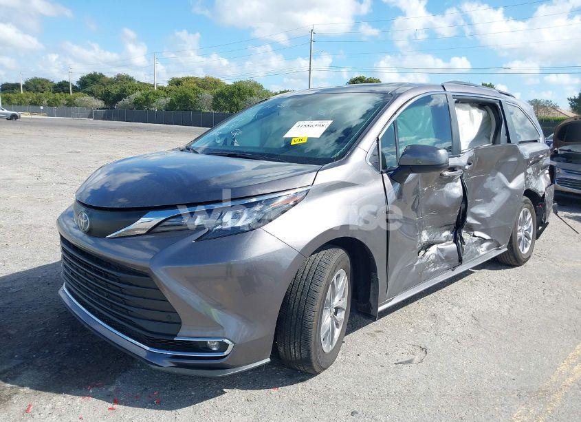 Photo 6 of 2024 Toyota Sienna XLE (VIN 5TDJRKEC9RS224497)