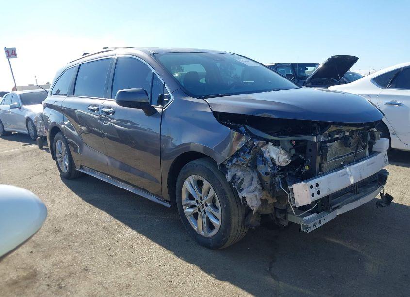 2022 Toyota Sienna XLE (VIN 5TDJRKECXNS113015) main photo