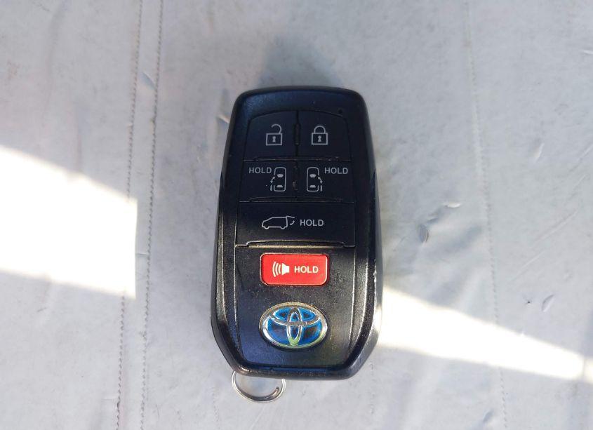 Photo 11 of 2022 Toyota Sienna XLE (VIN 5TDJRKECXNS113015)