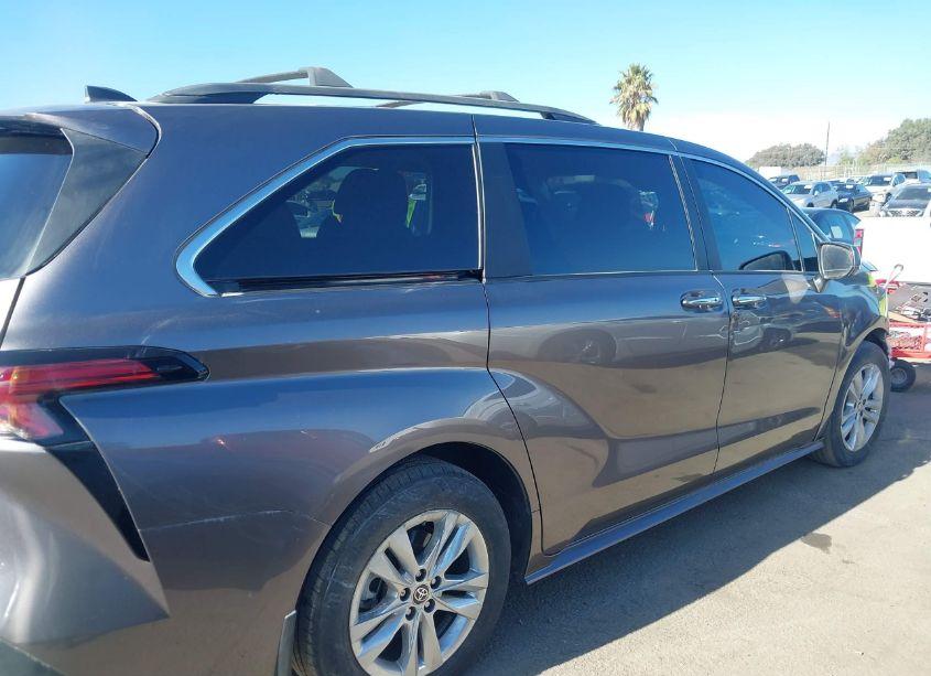 Photo 13 of 2022 Toyota Sienna XLE (VIN 5TDJRKECXNS113015)