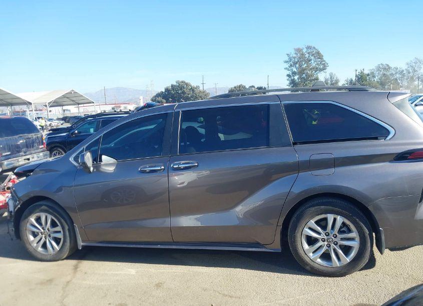 Photo 14 of 2022 Toyota Sienna XLE (VIN 5TDJRKECXNS113015)