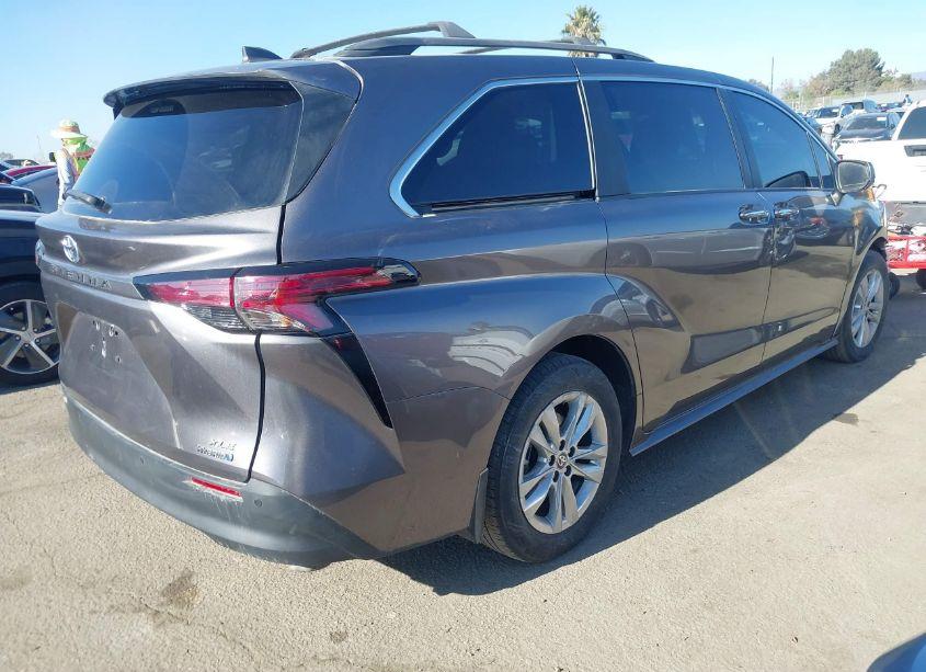Photo 4 of 2022 Toyota Sienna XLE (VIN 5TDJRKECXNS113015)