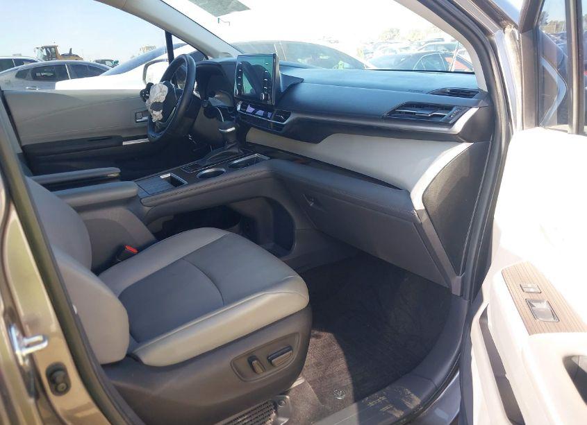 Photo 5 of 2022 Toyota Sienna XLE (VIN 5TDJRKECXNS113015)