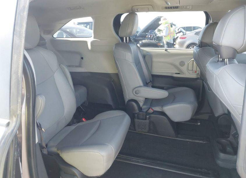 Photo 8 of 2022 Toyota Sienna XLE (VIN 5TDJRKECXNS113015)