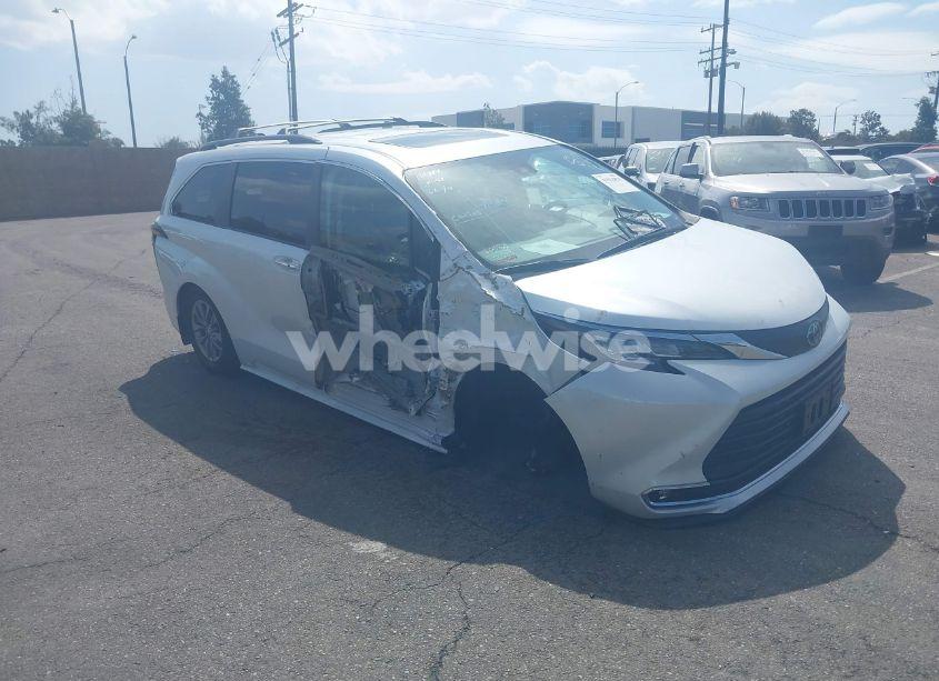 2022 Toyota Sienna XLE (VIN 5TDJRKECXNS135662) main photo