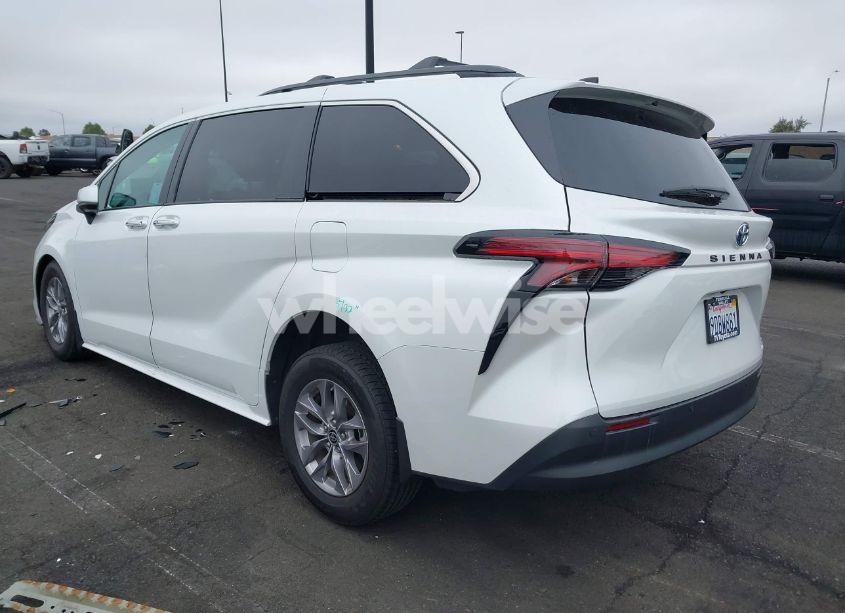 Photo 15 of 2022 Toyota Sienna XLE (VIN 5TDJRKECXNS135662)
