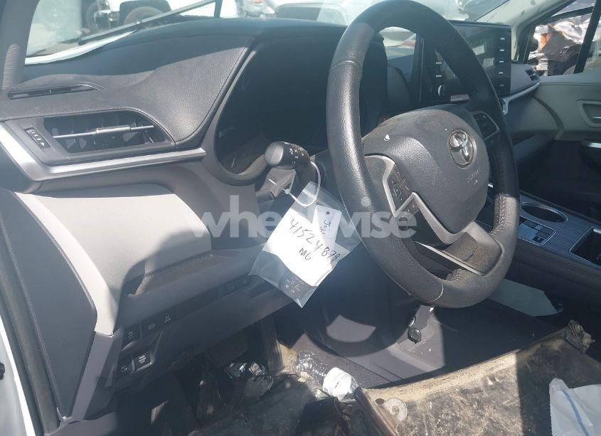 Photo 19 of 2022 Toyota Sienna XLE (VIN 5TDJRKECXNS135662)