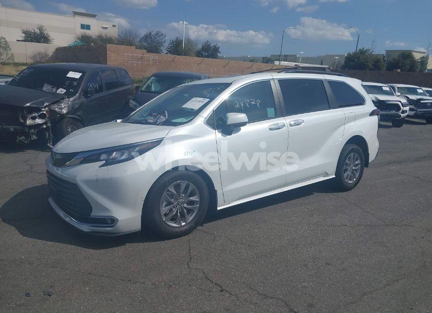 Photo 2 of 2022 Toyota Sienna XLE (VIN 5TDJRKECXNS135662)