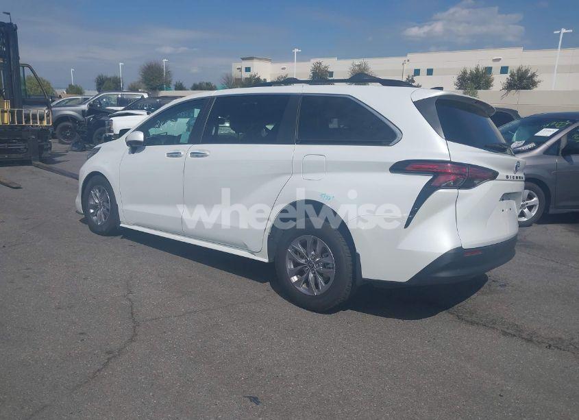 Photo 3 of 2022 Toyota Sienna XLE (VIN 5TDJRKECXNS135662)