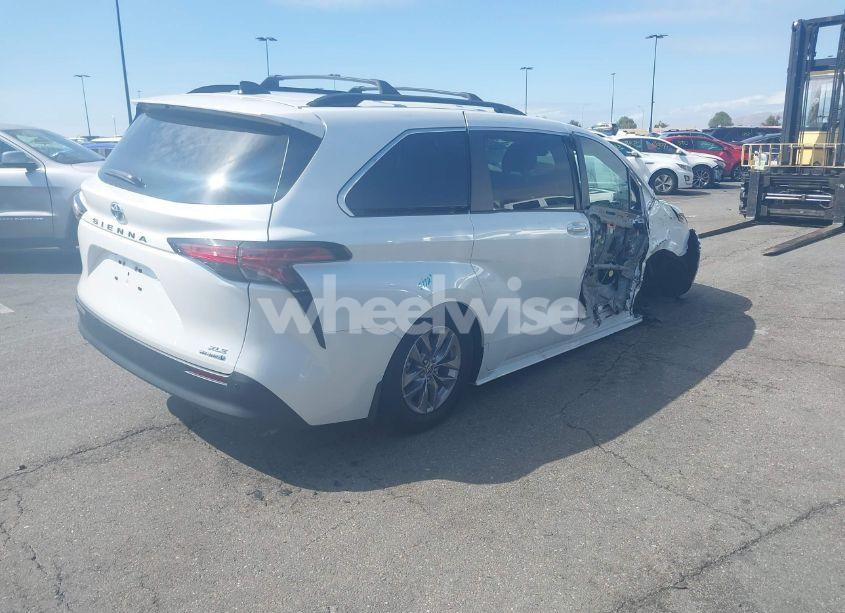 Photo 4 of 2022 Toyota Sienna XLE (VIN 5TDJRKECXNS135662)