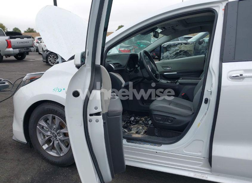 Photo 5 of 2022 Toyota Sienna XLE (VIN 5TDJRKECXNS135662)