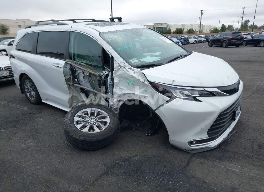 Photo 6 of 2022 Toyota Sienna XLE (VIN 5TDJRKECXNS135662)