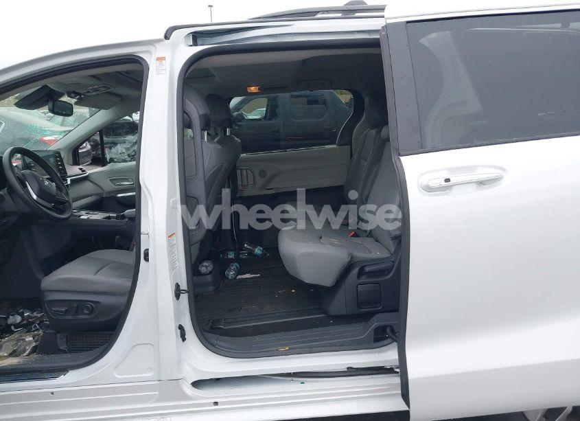 Photo 8 of 2022 Toyota Sienna XLE (VIN 5TDJRKECXNS135662)