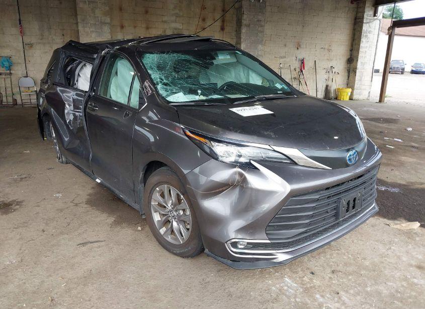 2023 Toyota Sienna XLE (VIN 5TDJRKECXPS173721) main photo