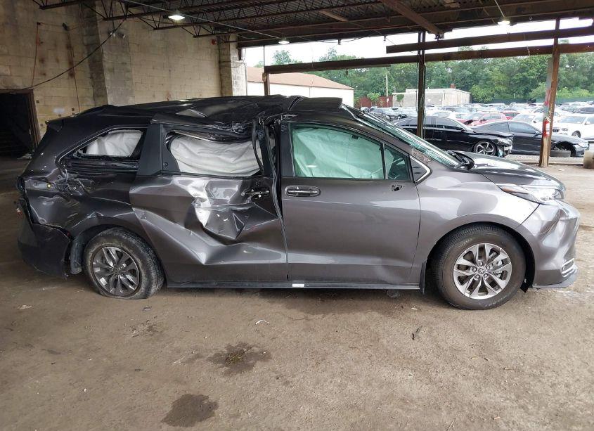 Photo 12 of 2023 Toyota Sienna XLE (VIN 5TDJRKECXPS173721)