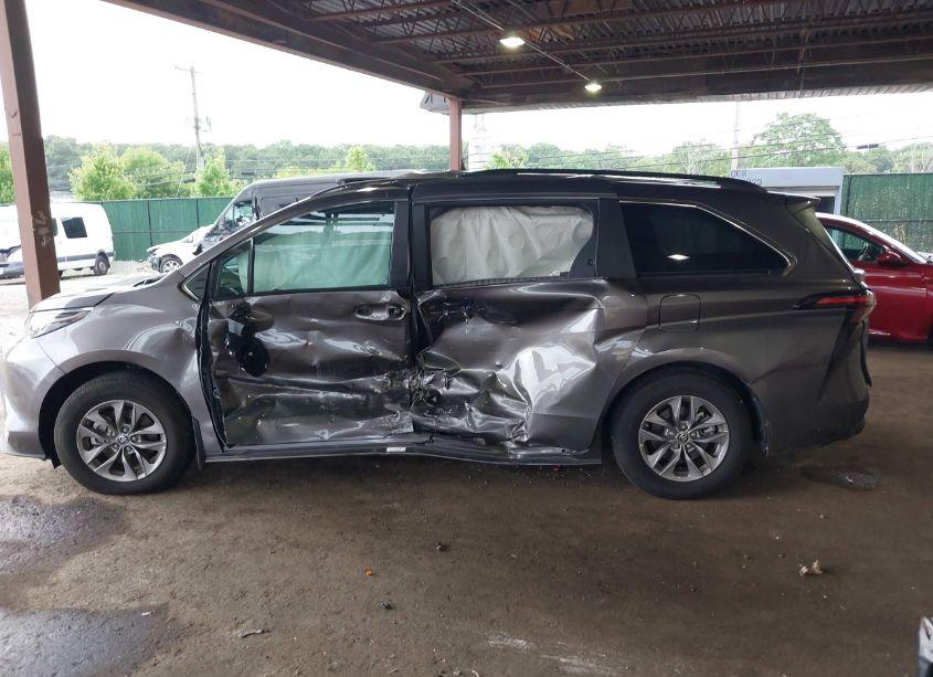 Photo 13 of 2023 Toyota Sienna XLE (VIN 5TDJRKECXPS173721)