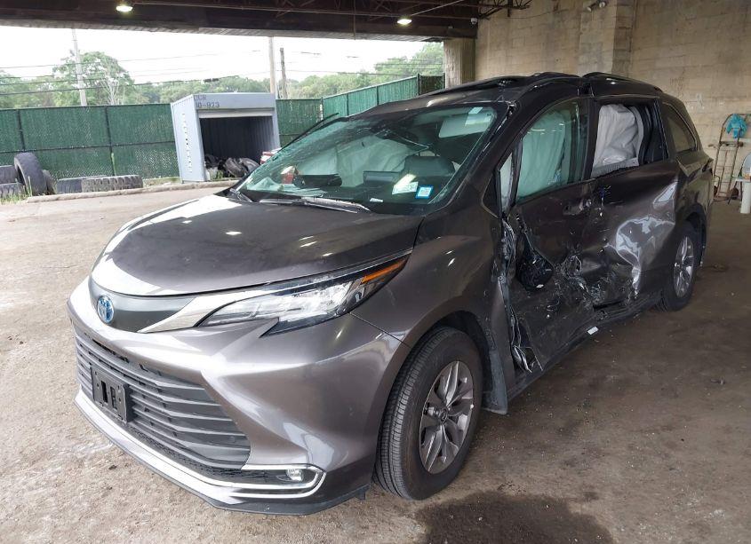 Photo 2 of 2023 Toyota Sienna XLE (VIN 5TDJRKECXPS173721)