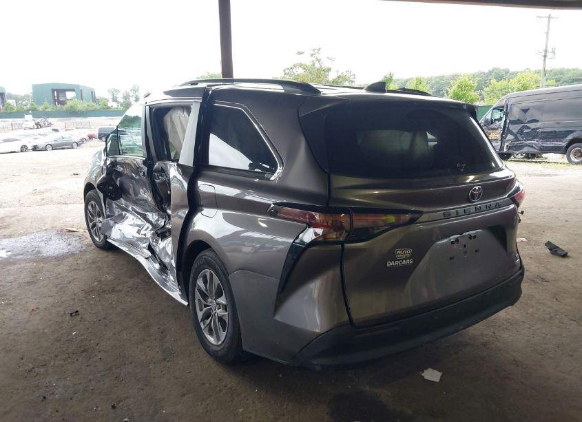 Photo 3 of 2023 Toyota Sienna XLE (VIN 5TDJRKECXPS173721)